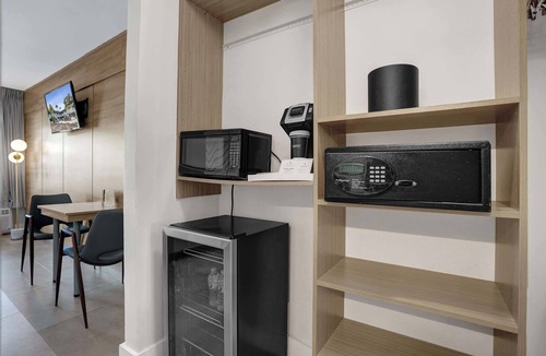 Galt Mile Apartment | Botanica King Room Near Beach