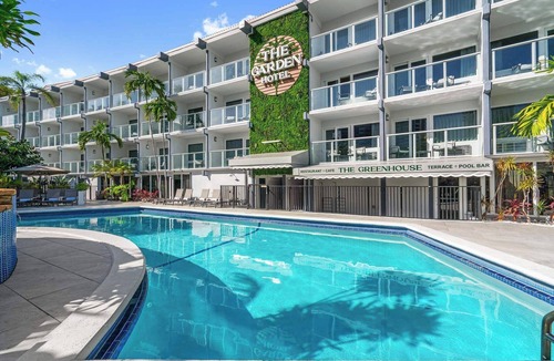 Galt Mile Apartment | Botanica King Room Near Beach