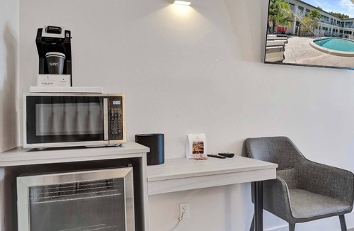 Galt Mile Apartment | Botanica King Room on Ocean Blvd