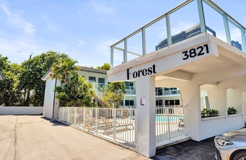 Galt Mile Apartment | Botanica King Room on Ocean Blvd