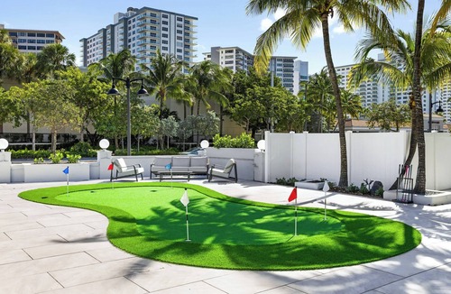 Galt Mile Apartment | Botanica King Room on Ocean Blvd