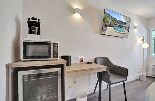 Galt Mile Apartment | Botanica Ocean Blvd King Room