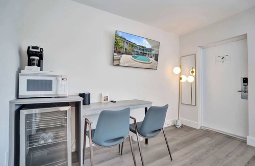 Galt Mile Apartment | Botanica Two-Bed Retreat on Ocean Blvd