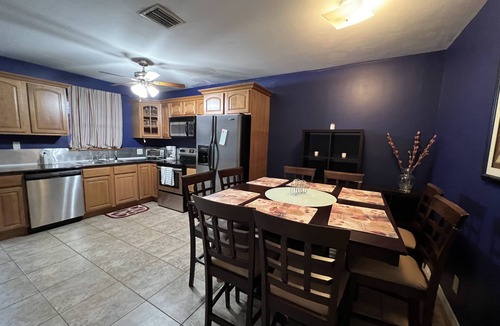 Highland Garden Villa | Boutique 2b/1b 5 Min to the beach, Netflix, W/D, Gated, Walk to restaurants