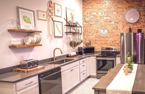 Millersburg Apartment | Boutique 2BR Loft, Soaking Tub & Fireplace