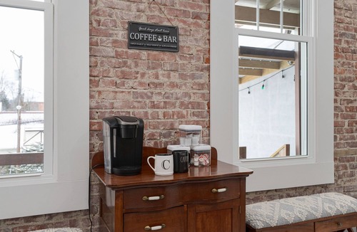 Millersburg Apartment | Boutique 2BR Loft, Soaking Tub & Fireplace