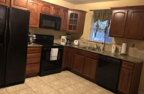 Highland Garden Villa | Boutique Gated Modern 2 bed/1b WiFi , work area , Netflix, W/D Keurig , parking