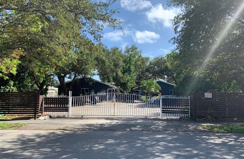 Highland Garden Villa | Boutique Gated Modern 2 bed/1b WiFi , work area , Netflix, W/D Keurig , parking
