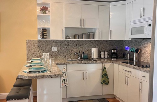 North Miami House | 🌺 Boutique Guest House – Private Patio Oasis – Near Beach – Family-Friendly