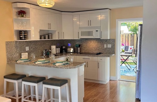 North Miami House | 🌺 Boutique Guest House – Private Patio Oasis – Near Beach – Family-Friendly