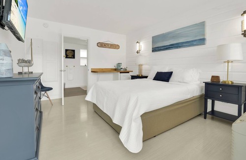 Deerfield Beach Hotel | Boutique Hotel Queen room w/POOL, LOCATION! Walk to BEACH/Restaurants/Nightlife