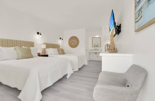 Deerfield Beach Hotel | Boutique Hotel 2 double beds with POOL, LOCATION! 1 block to BEACH/Restaurants
