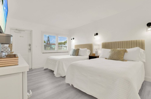 Deerfield Beach Hotel | Boutique Hotel 2 double beds with POOL, LOCATION! 1 block to BEACH/Restaurants