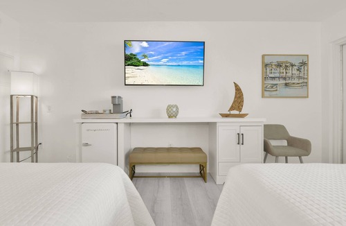 Deerfield Beach Hotel | Boutique Hotel 2 double beds with POOL, LOCATION! 1 block to BEACH/Restaurants