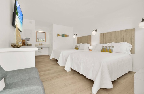 Deerfield Beach Hotel | Boutique Hotel 2 double beds with POOL, LOCATION! 1 block to BEACH/Restaurants
