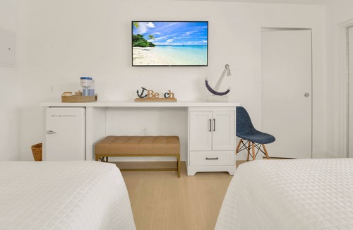 Survey Creek Hotel | Boutique Hotel 2 double beds with POOL, LOCATION! 1 block to BEACH/Restaurants