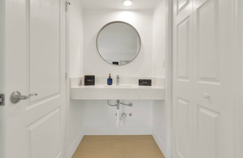 Survey Creek Hotel | Boutique Hotel 2 double beds with POOL, LOCATION! 1 block to BEACH/Restaurants