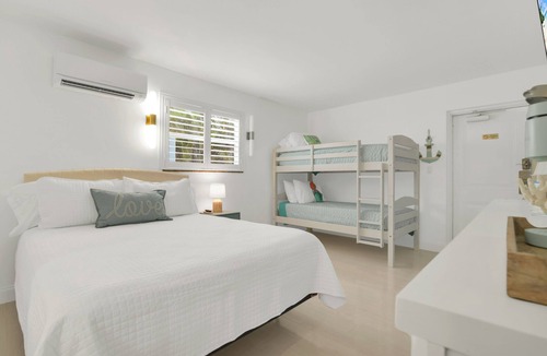 Deerfield Beach Hotel | Boutique Hotel Queen room w/Bunk bed. POOL, LOCATION! Walk to BEACH/Restaurants