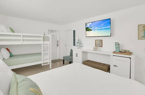 Deerfield Beach Hotel | Boutique Hotel Queen room w/Bunk bed. POOL, LOCATION! Walk to BEACH/Restaurants