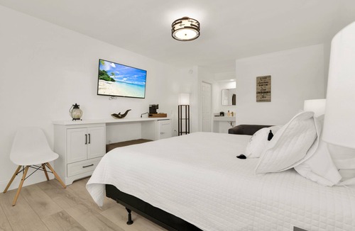 Deerfield Beach Hotel | Boutique Hotel King room w/POOL, LOCATION! Walk to BEACH/Restaurants/Nightlife