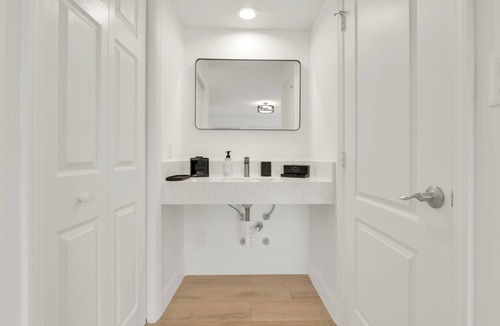 Deerfield Beach Hotel | Boutique Hotel King room w/POOL, LOCATION! Walk to BEACH/Restaurants/Nightlife
