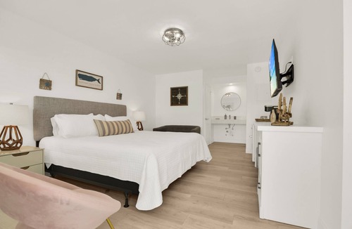Deerfield Beach Hotel | Boutique Hotel King room w/POOL, LOCATION! Walk to BEACH/Restaurants/Nightlife