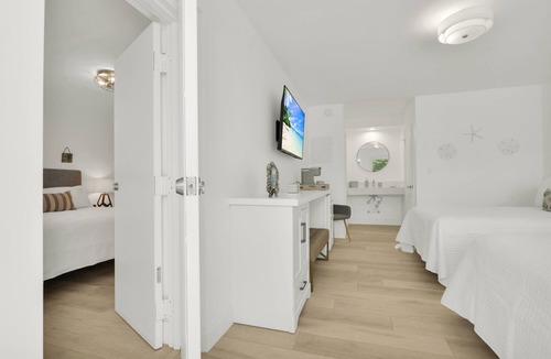 Deerfield Beach Hotel | Boutique Hotel 2 double beds with POOL, LOCATION! 1 block to BEACH/Restaurants