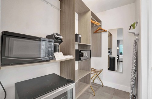 Galt Mile Apartment | Boutique King Room at Aloe | The Botanica