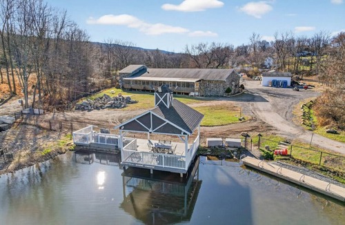 Monroe Apartment | Boutique King Suite at Orchard Lake Private Farm