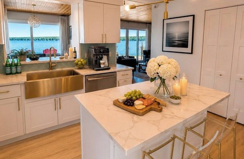Henderson House | Boutique Lakefront Cottage, Hot Tub, Sauna