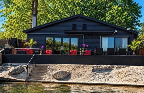 Henderson House | Boutique Lakefront Cottage, Hot Tub, Sauna