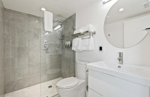 North Downtown Hotel | Boutique Room steps from Downtown Mall Rose Jean - Room 4