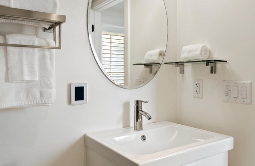 North Downtown Hotel | Boutique Room steps from Downtown Mall Rose Jean - Room 4
