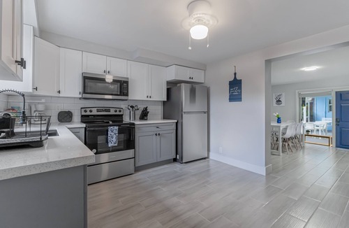 Croissant Park House | BRAND NEW 3/2 Blue Chateau w. hot tub - 10 mins from BEACH/6 mins from AIRPORT