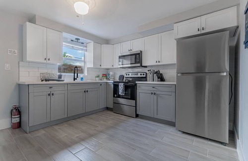 Croissant Park House | BRAND NEW 3/2 Blue Chateau w. hot tub - 10 mins from BEACH/6 mins from AIRPORT