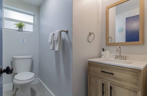 Croissant Park House | BRAND NEW 3/2 Blue Chateau w. hot tub - 10 mins from BEACH/6 mins from AIRPORT