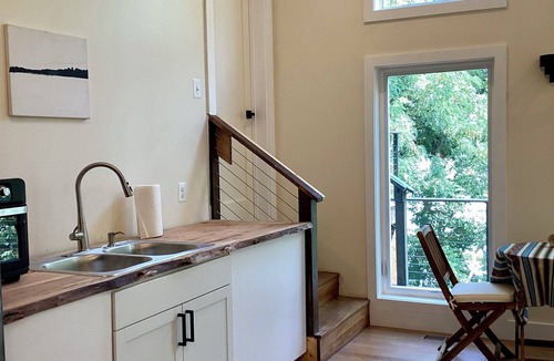Riva Apartment | Brand new beautiful in-law suite loft above garage with river View