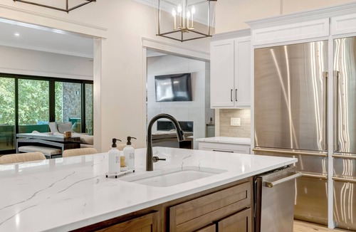 Bracey House | Brand New Built Luxury Lakefront Getaway Friday Check-In/Check-Out Summer Season