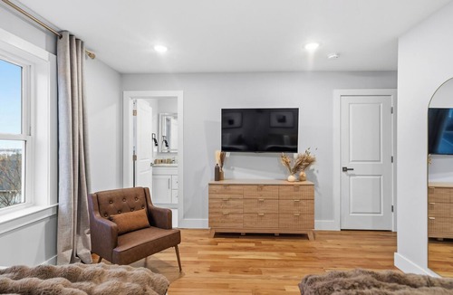 Newark Apartment | Brand new home 3BR/2BA Free Street Parking/30 min to NYC/10min to EWR