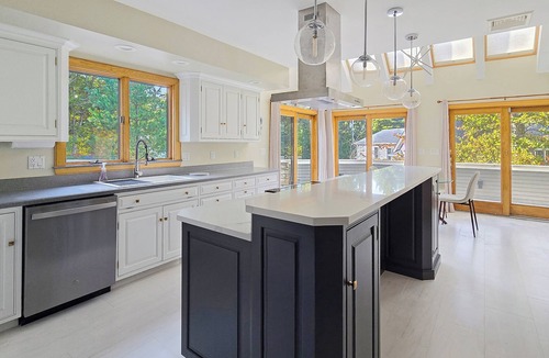West Falmouth House | BRAND NEW LISTING! Spacious 3BD+ Home-A/C, Deck & Outdoor Shower, 0.5 mile to Old Silver Beach