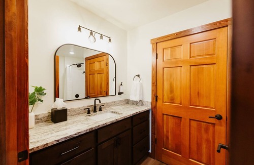Kalispell Hotel | Brand New Queen Studio Suite with Full Kitchen and Washer/Dryer in the Heart of Kalispell, MT