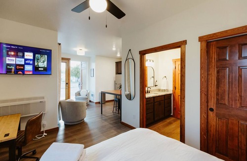 Kalispell Hotel | Brand New Queen Studio Suite with Full Kitchen and Washer/Dryer in the Heart of Kalispell, MT