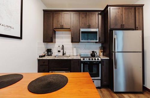 Kalispell Hotel | Brand New Queen Studio Suite with Full Kitchen and Washer/Dryer in the Heart of Kalispell, MT