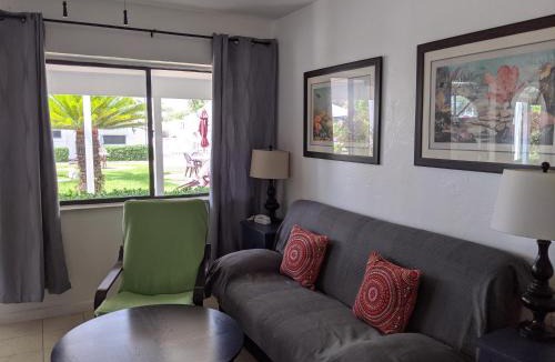 Lauderdale-by-the-Sea Hotel | Breakaway Inn Guest House