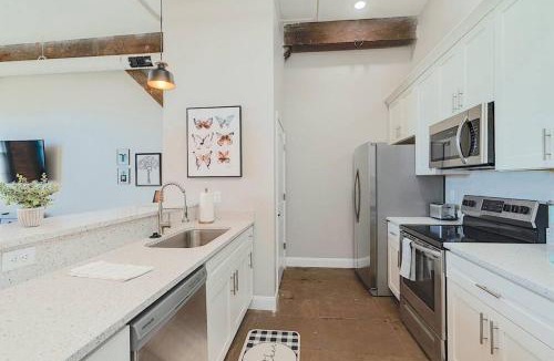 Newport News Apartment | Breakfast at Tiffanys Downtown Newport News