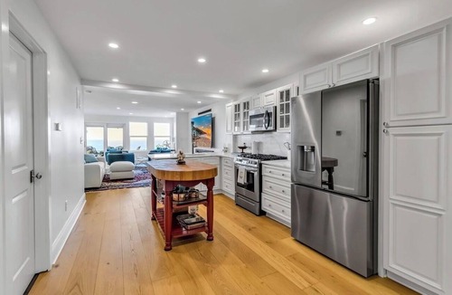 Derby House | Breathtaking Lake View’s a top the highest point of Lake Erie.