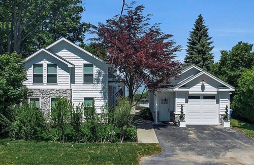 Derby House | Breathtaking Lake View’s a top the highest point of Lake Erie.