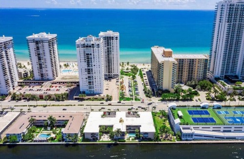 Hollywood South Central Beach Condo | Breathtaking water view condo
