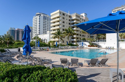 South Beach Condo | Breezy condo stay with hot tub, pool, spa, full kitchen, & gym - close to beach