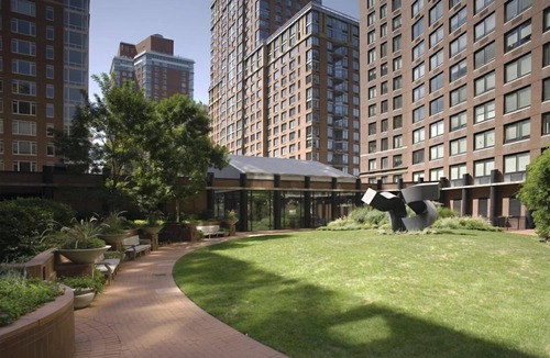 Battery Park City Condo | Bright 1BR Retreat at Tribeca Park w Pool